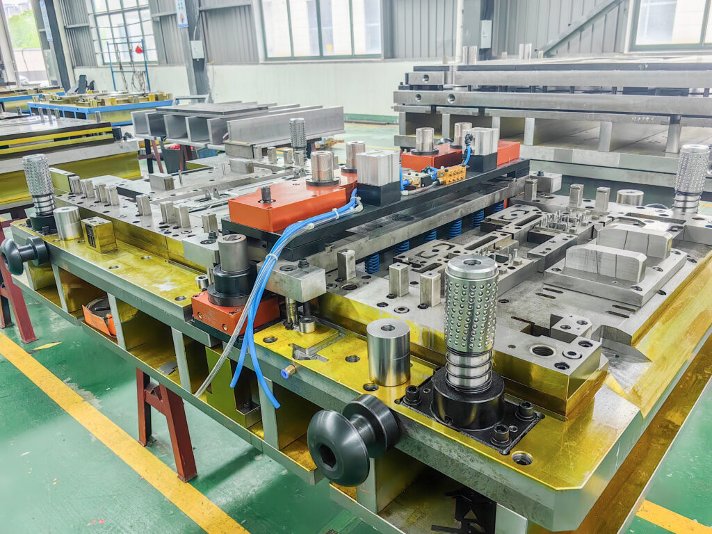 bomett in-mold tapping unit
